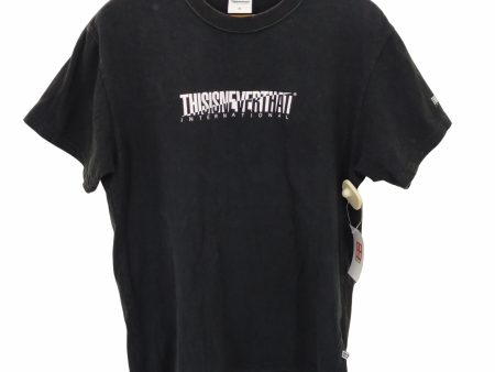 THISISNEVER THAT   プリントクルーネックTシャツ メンズ import：M Fashion